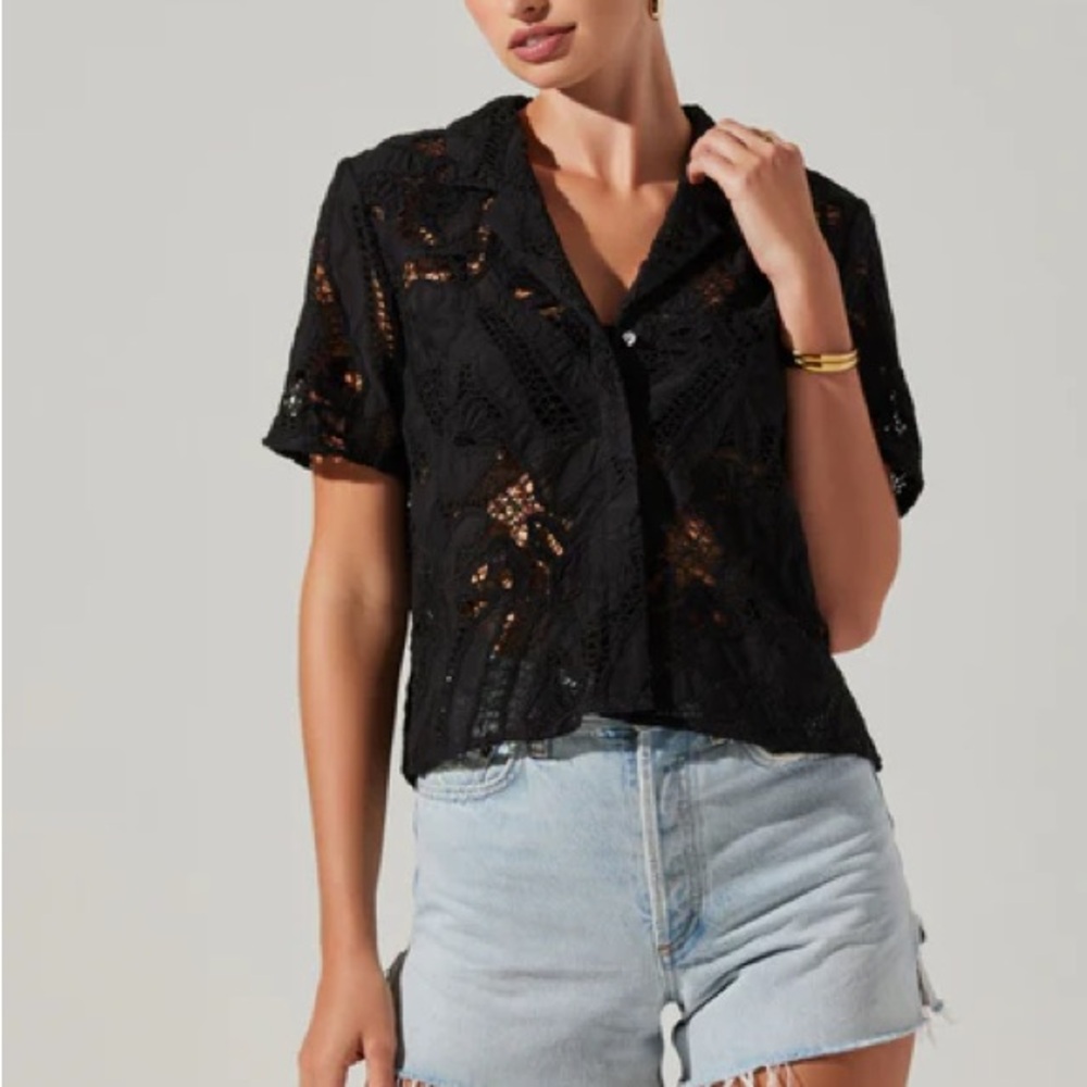 Astr the Label - tourist lace short sleeve top.